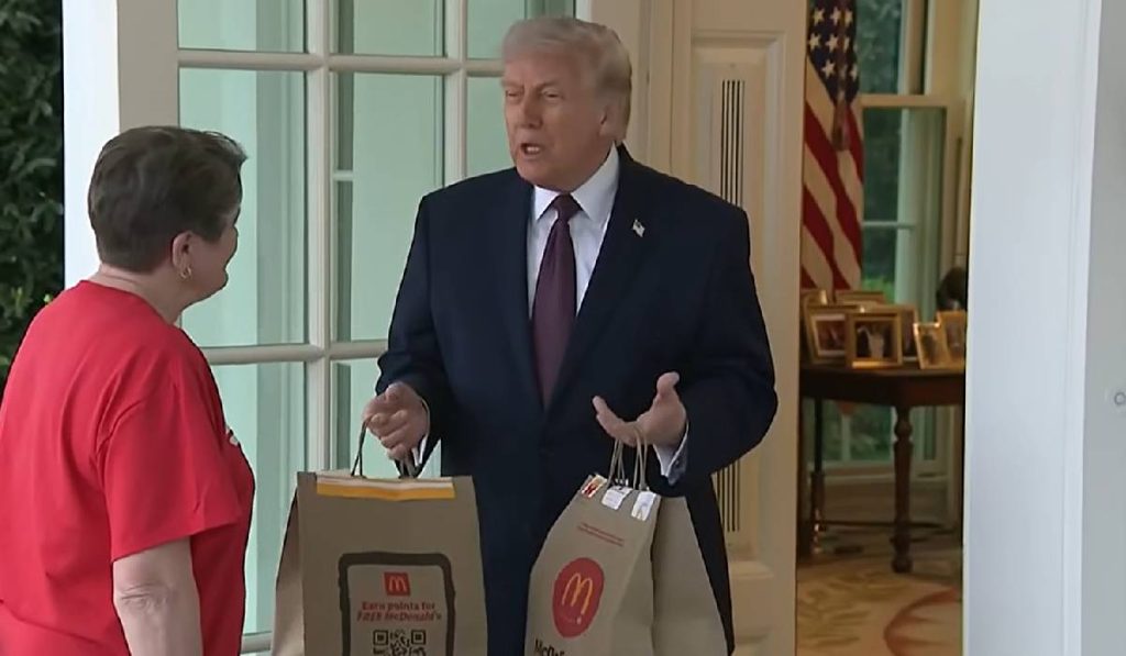 Trump, fast-food la conferința de presă: Ormuz, pe un fundal de Mc’Donalds