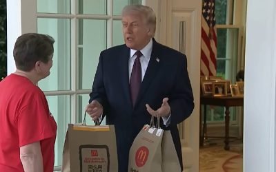 Trump, fast-food la conferința de presă: Ormuz, pe un fundal de Mc’Donalds