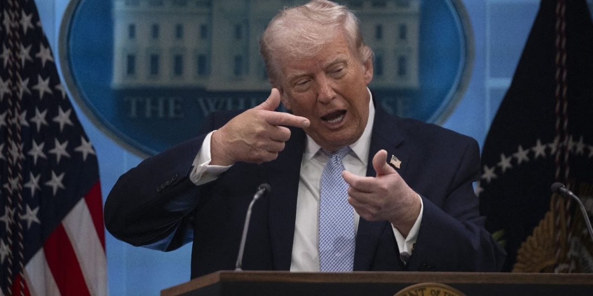 Trump le transmite iranienilor, la fel ca lui Zelenski: „Nu aveți cărți bune”