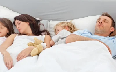 Ce riscă micuții care dorm cu părinții? 6 aspecte dovedite