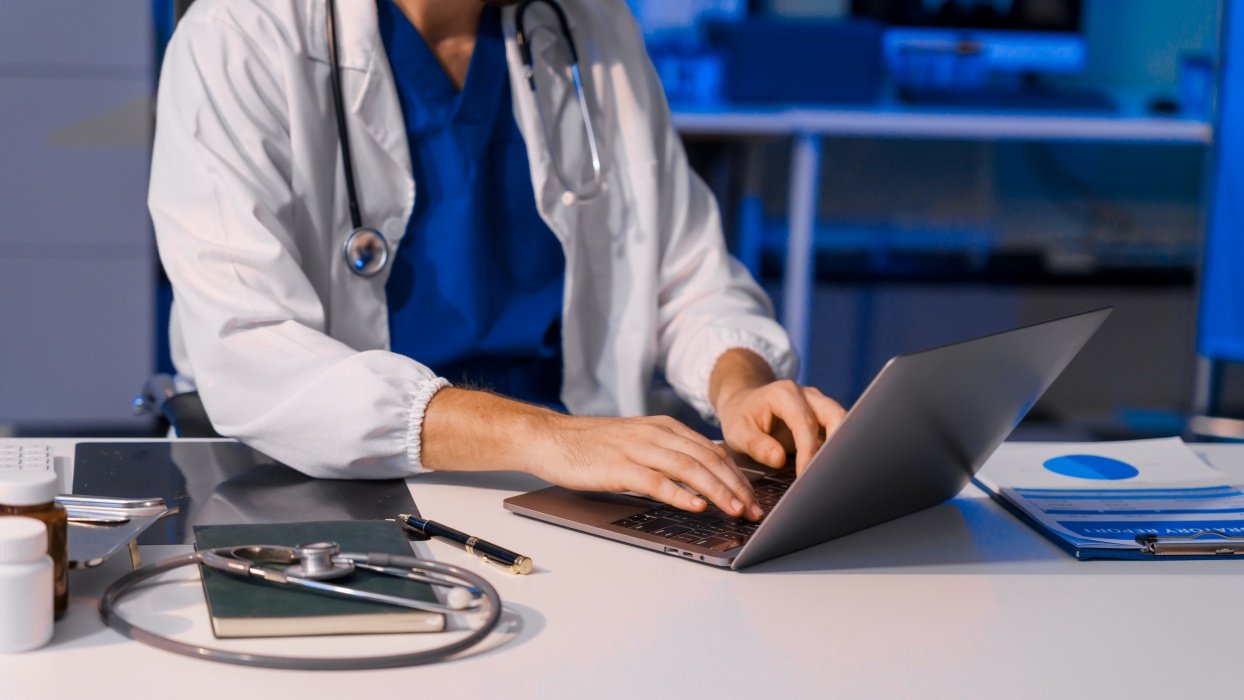 România intră în era digitală a sănătății: dosarul electronic de sănătate devine accesibil din 2026