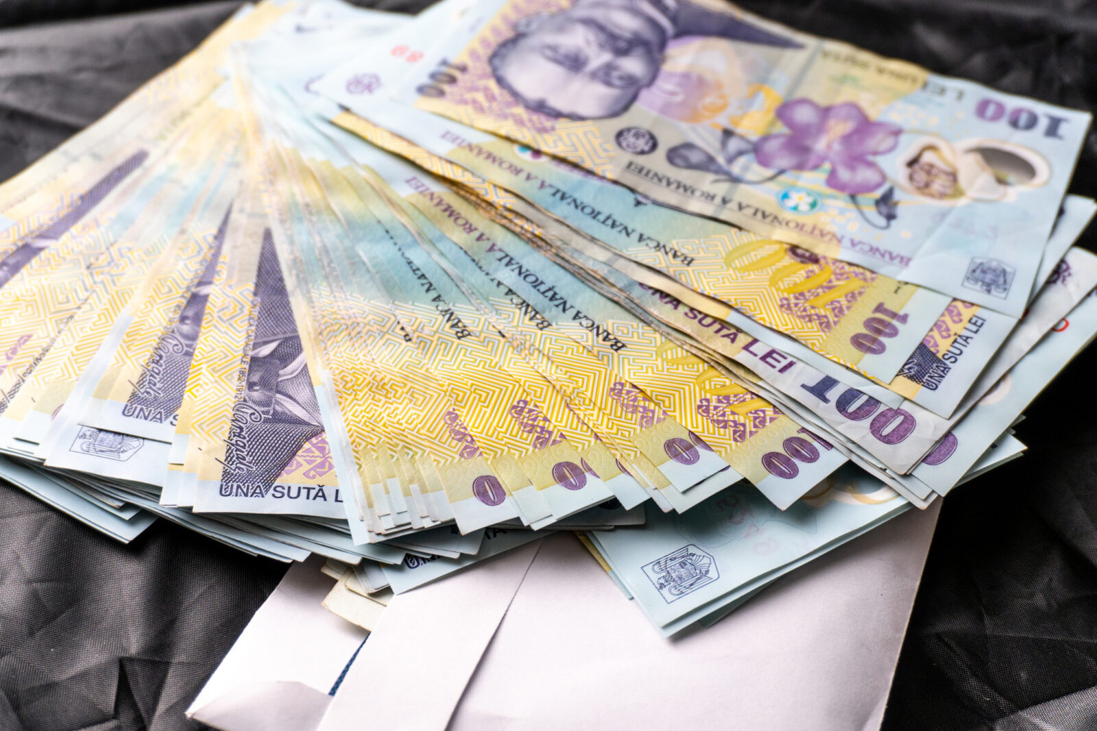 Dăianu avertizează: România, lovită de criza politică și de scumpirea creditelor
