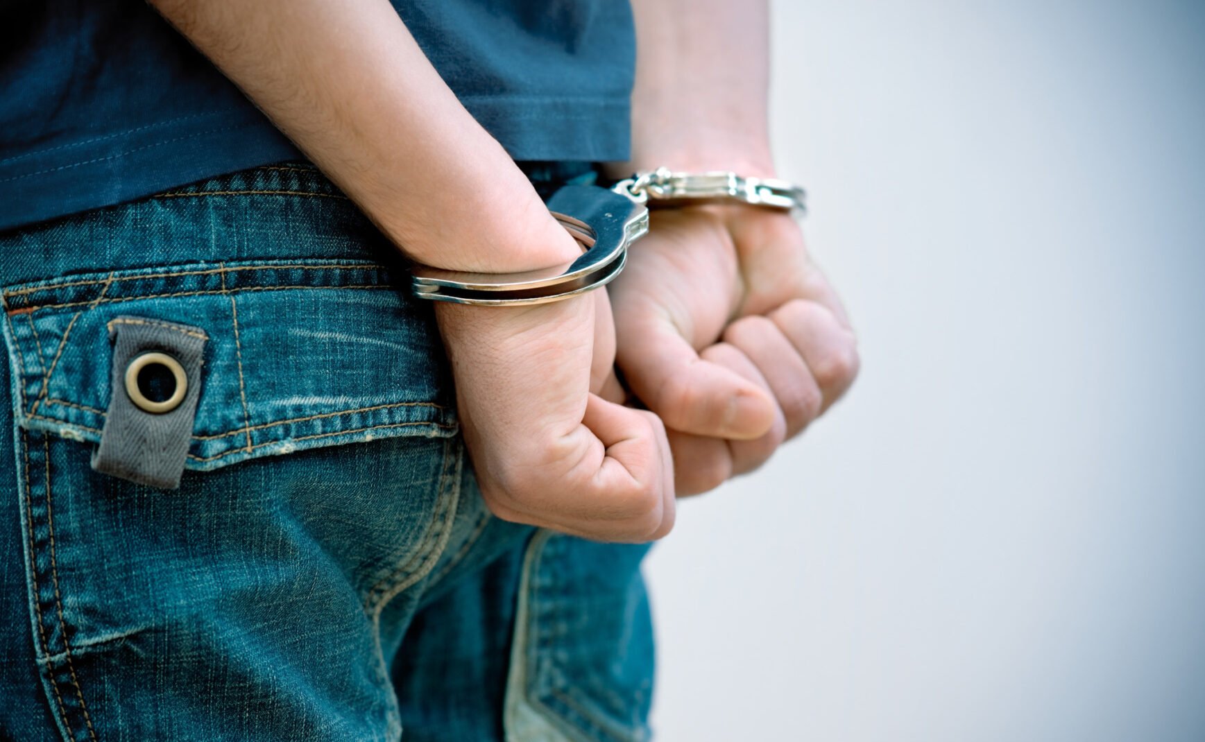 Un tânăr de 23 de ani a fost reținut miercuri dimineață de polițiștii Capitalei, fiind suspectat că a distribuit pe o platformă de socializare un mesaj cu conținut extremist