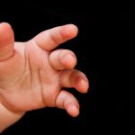 Bebeluș găsit în Roma, lângã droguri. Tatal român, arestat, cuplul acuzat de omor