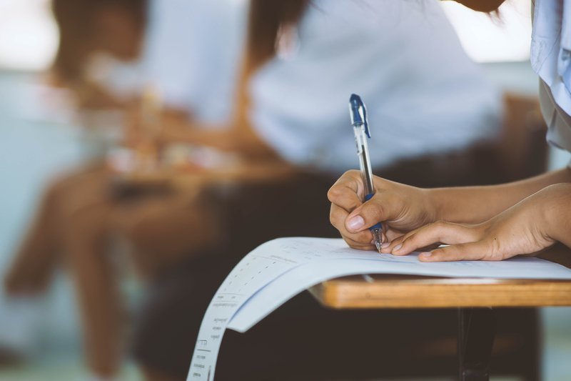 Într-o săptămână ce păstrează, precum o mirodenie rară, aroma de solemnitate a pregătirii și a speranței, elevii de clasa a XII-a au trecut pragul unui test de maturitate abia început