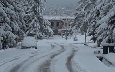 Harghita Băi, blocată de zăpadă: Navetiștii au mers pe jos, contractele au expirat
