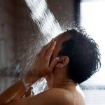 Nu te mai spăla zilnic! Harvard dezvăluie 4 motive neașteptate