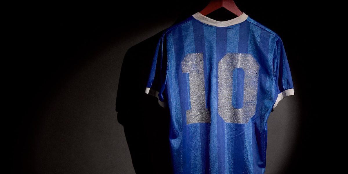 De la Diego la Messi: Cum au ajuns tricourile de pe teren pe marile ecrane