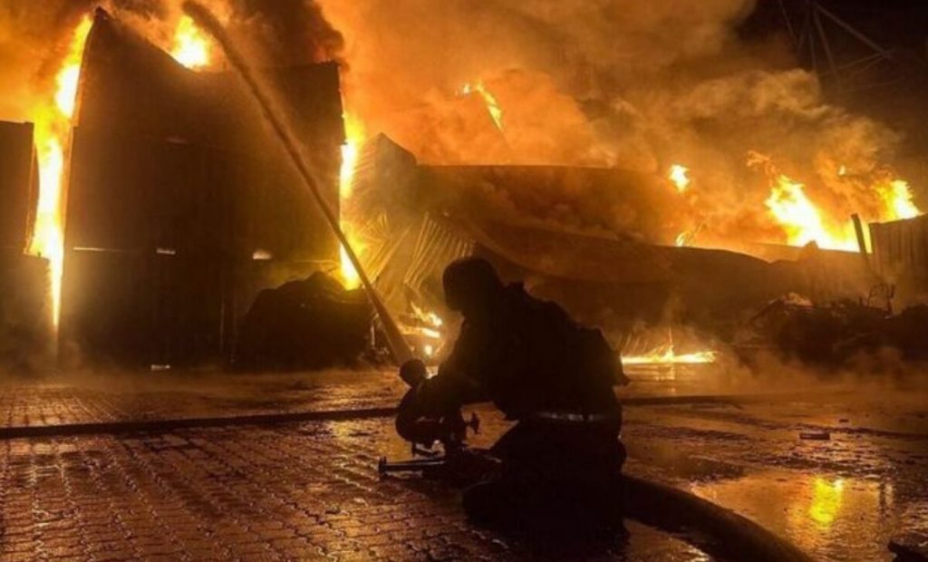 Incendiere cu arest: Doi tineri, reținuți după ce au dat foc unei case în Galați