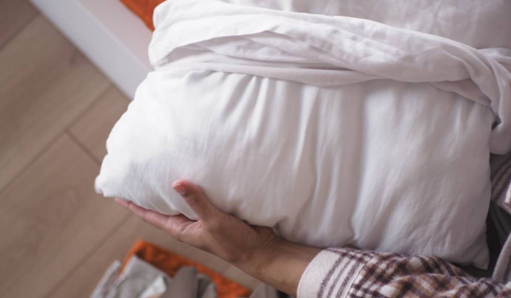 Cât de des schimbi față de pernă? Află secretul pentru un somn bun și sănătos