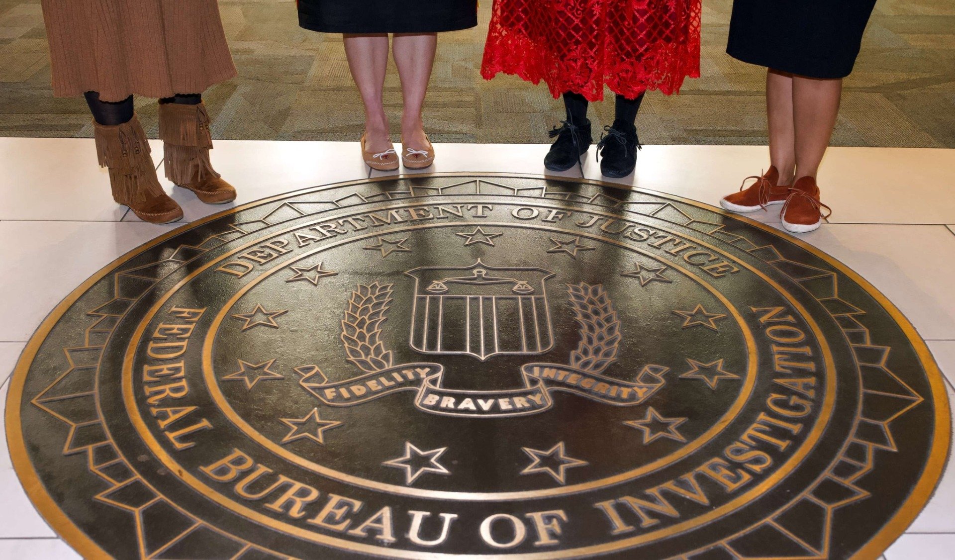 FBI Avertizează Statele Unite de Amenințări Iraniane, Casa Albă Calmează Spiritele Agenția Federală de Investigații (FBI) a emis o alertă către forțele de ordine americane, avertizând asupra unei posibile intensificări a amenințărilor din partea guvernului iranian