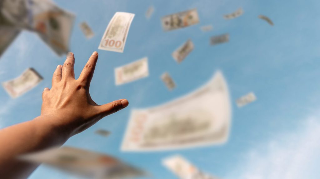 Ceartă familială cu final șocant: 160.000 dolari, aruncați de la balcon