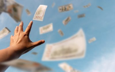 Ceartă familială cu final șocant: 160.000 dolari, aruncați de la balcon