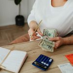 Tineri, tot mai dependenți financiar de părinți Experții cer reguli clare