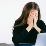 Milenialii, generația „cocoșată”: Avertismentul experților despre ecrane