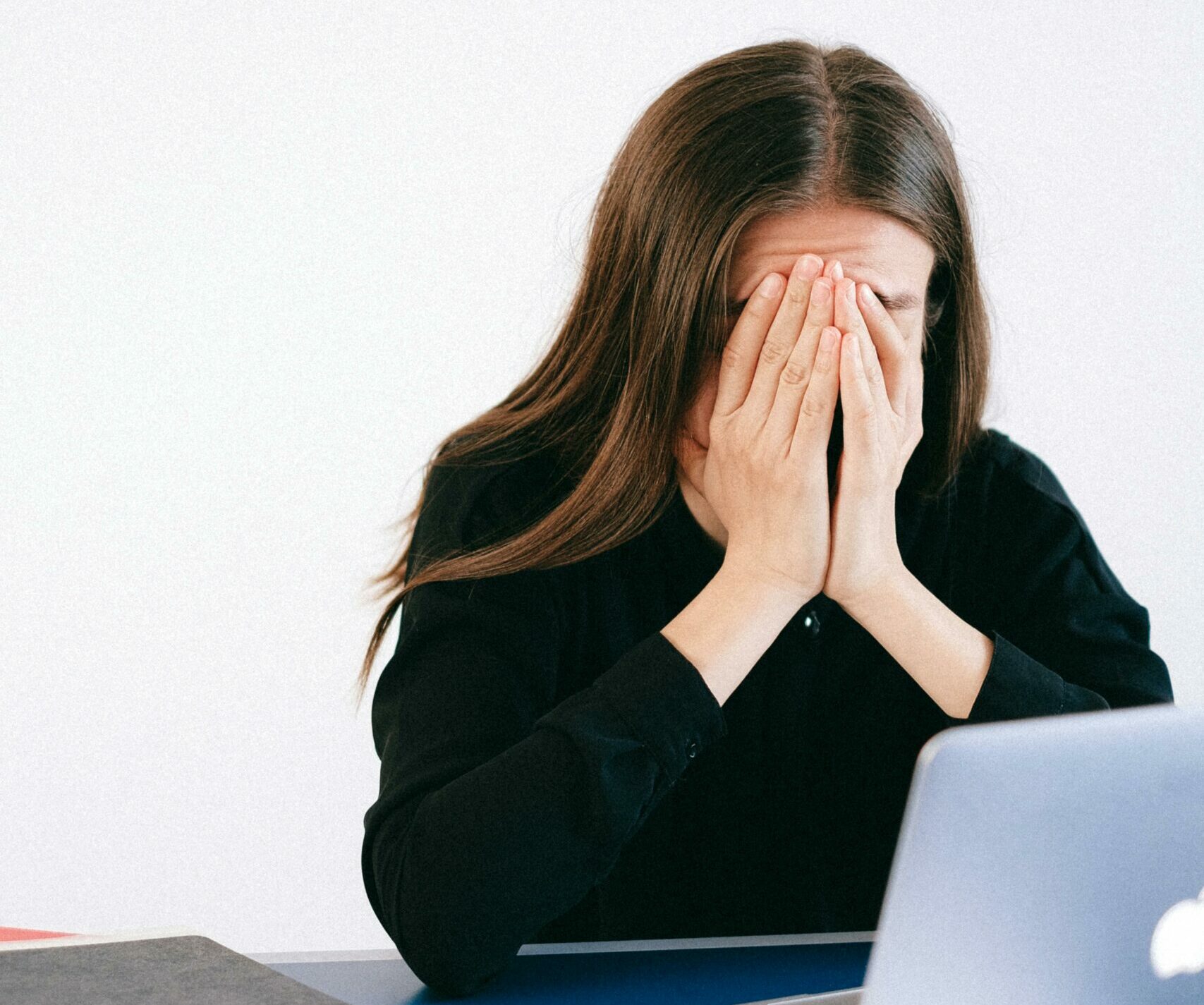 Utilizarea excesivă a tehnologiei dăunează: „cocoșa milenială” și alte probleme de sănătate Folosirea constantă a telefoanelor mobile, a computerelor și a tabletelor începe să-și pună amprenta asupra sănătății fizice a oamenilor