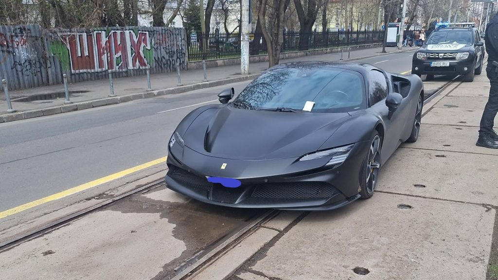 Proprietarul unui Ferrari Spider și-a văzut mașina ridicată de Poliția Locală pe Bulevardul Ion Mihalache Un Ferrari Spider, estimat la peste jumătate de milion de euro, a fost ridicat miercuri dimineață de autoritățile locale din Sector 1, după ce a fost parcat ilegal pe linia de tramvai de pe Bulevardul Ion Mihalache, în centrul Capitalei