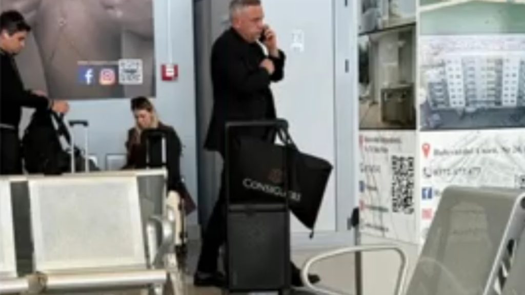 Barbu, cu geantă Louis Vuitton de 5.000 de euro: „Nu știu ce e!”