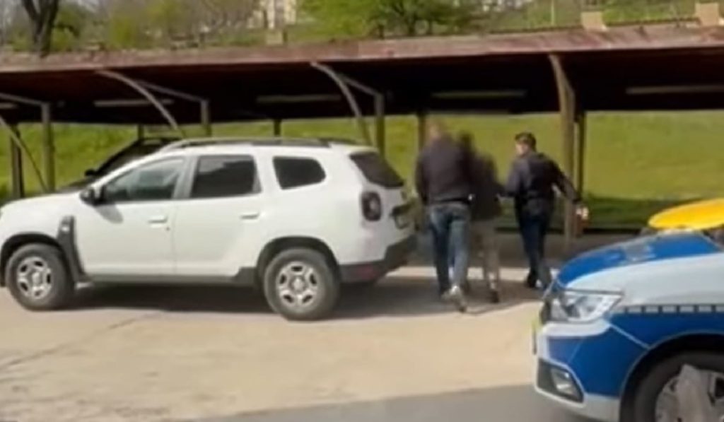 Fratele a înfuriat polițiștii: i-a lovit și i-a amenințat cu moartea