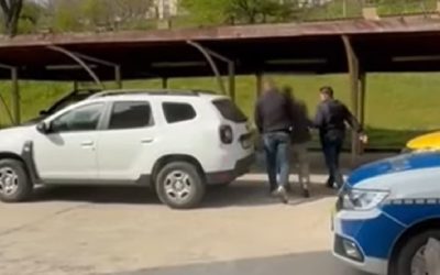 Fratele a înfuriat polițiștii: i-a lovit și i-a amenințat cu moartea