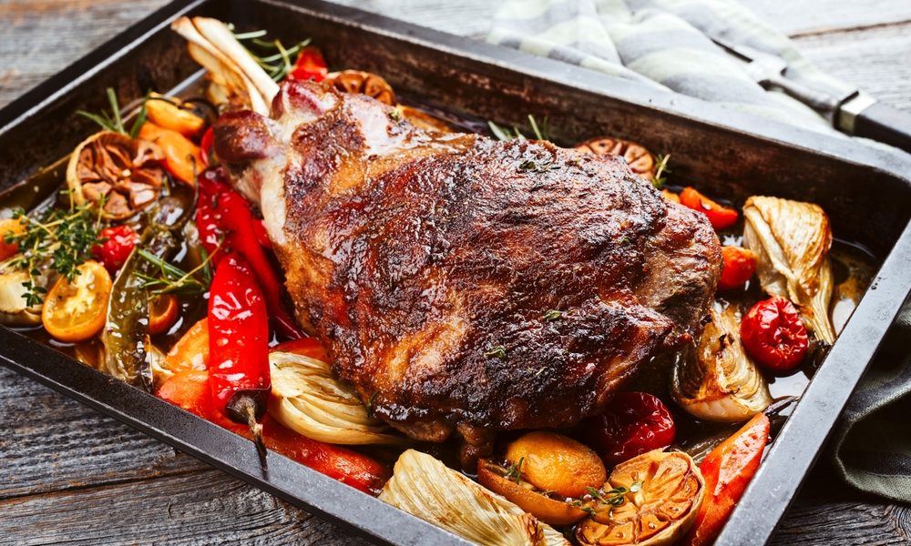 Marinați mielul, ca-n rețeta bunicii: friptură perfectă, care se topește