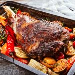 Marinați mielul, ca-n rețeta bunicii: friptură perfectă, care se topește