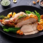 Ce vin se potrivește la friptura de miel? Secretul unui gust perfect dezvăluit