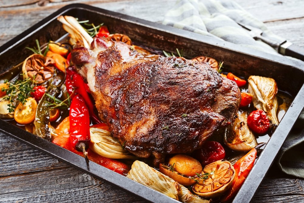 Marinați mielul, ca-n rețeta bunicii: friptură perfectă, care se topește