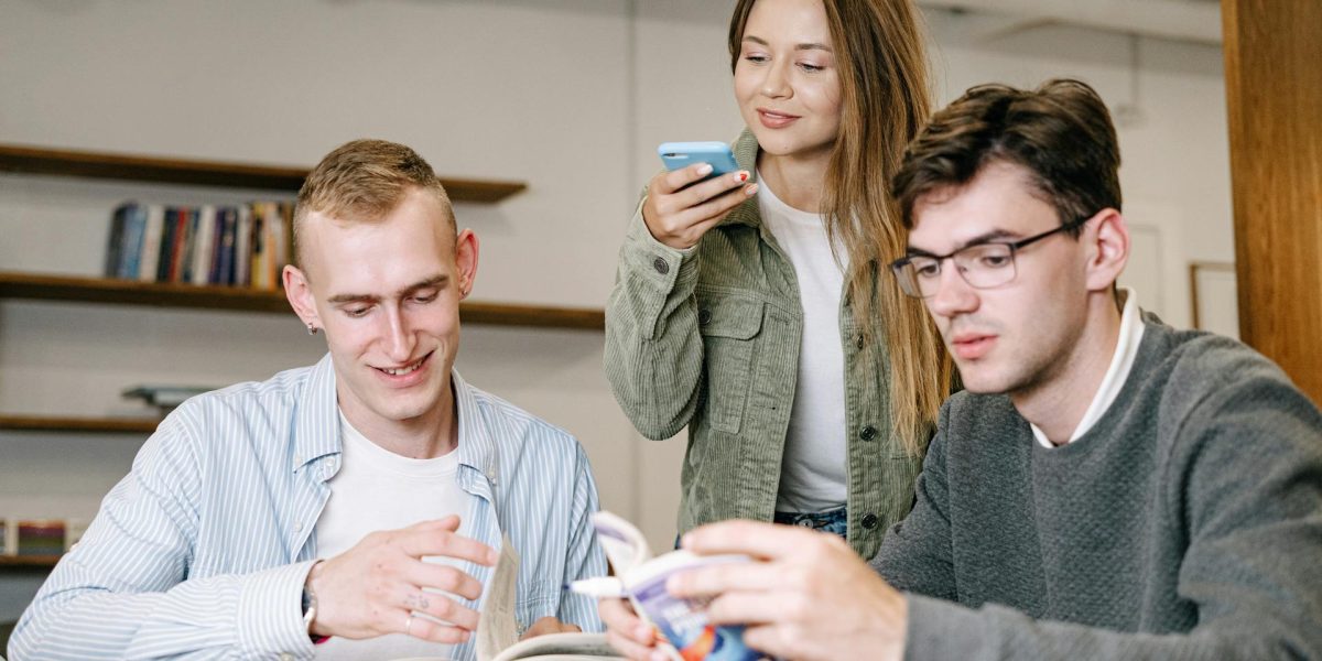 gen-Z-young-people-tineri-office-__pexels-ivan-samkov-5676669.jpg - StiriAlese