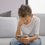 De ce Generația Z e mai anxioasă? Adevărul despre presiunile generației tinere