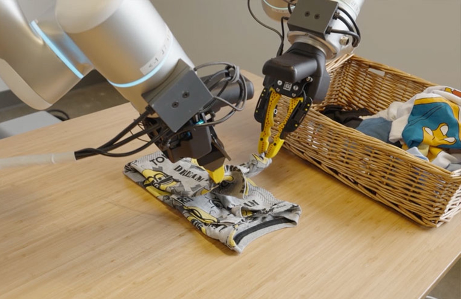 Un progres semnificativ în domeniul roboticii bazate pe inteligență artificială anunță GEN-1, un nou model de robot care a atins o rată de fiabilitate de 99% în sarcini mecanice repetitive și sensibile