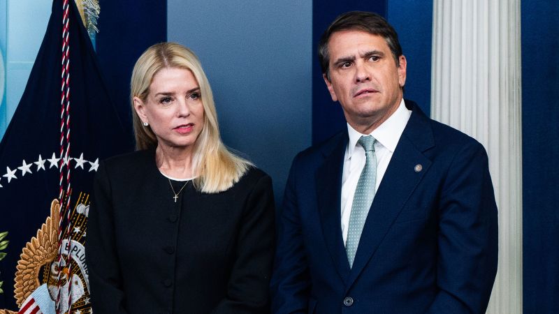 Trump îl numește pe Pam Bondi noul procuror general