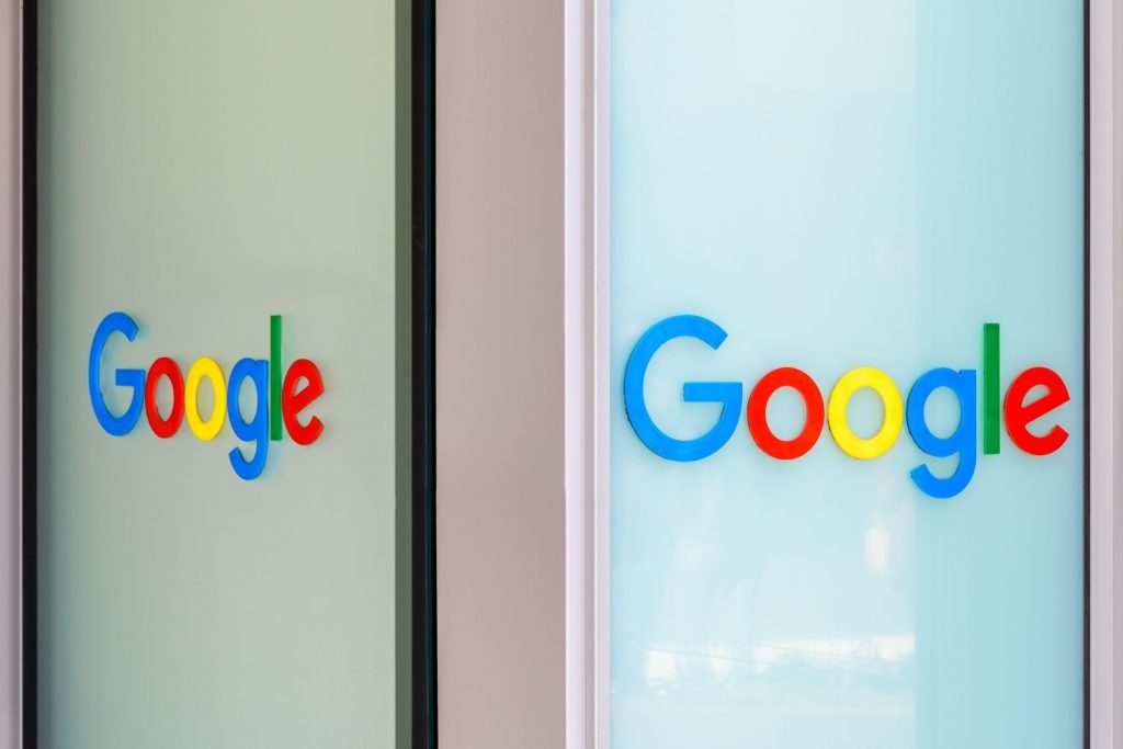 Impactul energetic al dezvoltării AI începe să devină o provocare reală pentru mediul înconjurător, după ce documentele depuse pentru autorizare relevă că o nouă centrală de date a Google ar putea genera până la 4,5 milioane de tone de CO₂ anual