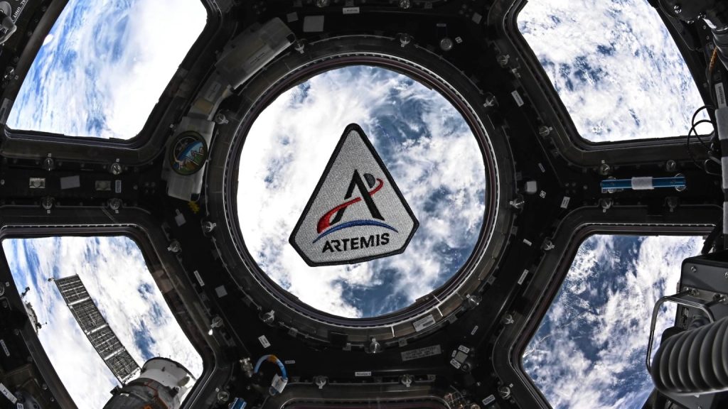 De ce nu se văd gunoaiele cosmice în imaginile Artemis II? Misterul orbitei!