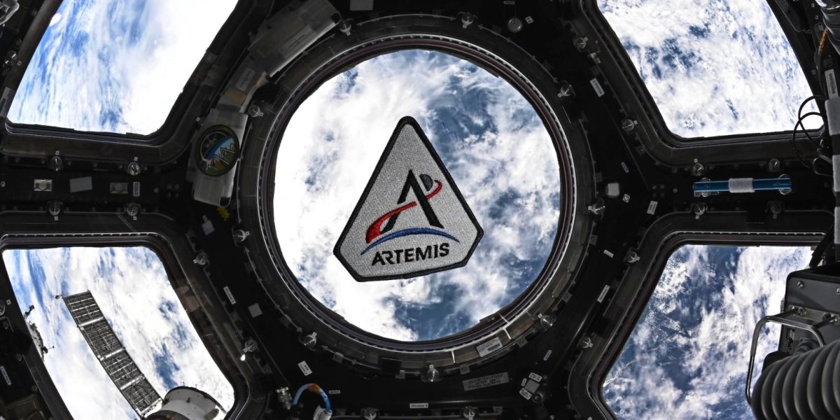 De ce nu se văd gunoaiele cosmice în imaginile Artemis II? Misterul orbitei!