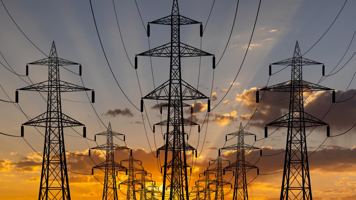 Guvernul înăsprește regulile de racordare la electricitate, anunță Bolojan