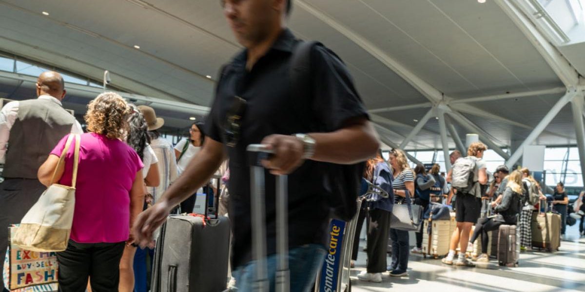 Haos E/E în Europa: Avioane goale, pasageri blocați cu orele la cozi infernale