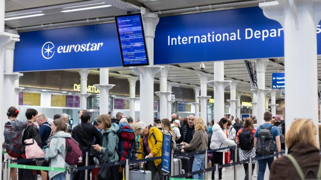 Haos pe aeroporturile din Europa: Cozi infernale din cauza sistemului Entry/Exit