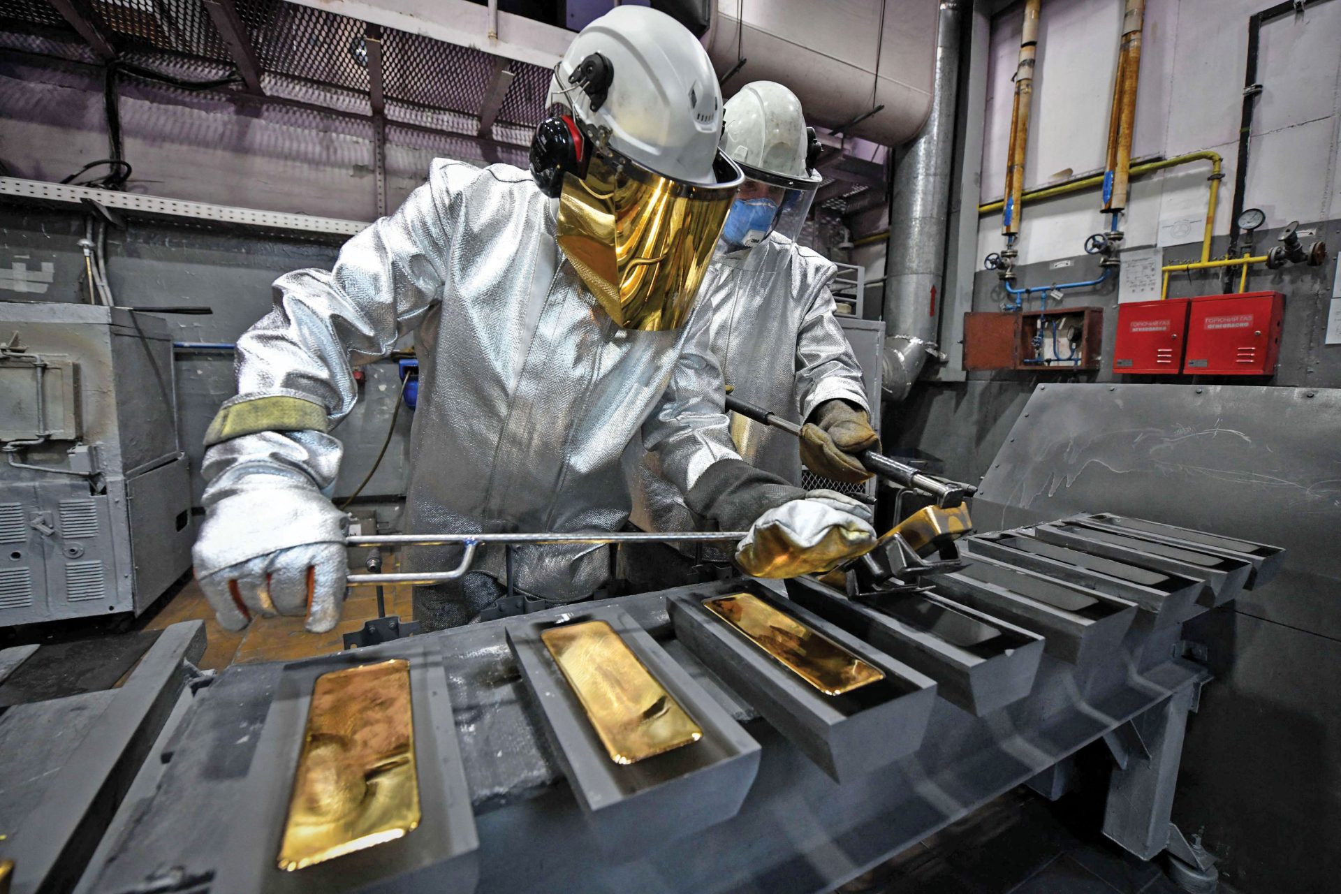 Creșterea rapidă a prețului aurului, acompaniată de aprecierea dolarului și instabilitatea piețelor financiare, reflectă o criză de încredere în sistemele economice tradiționale și semnalează o posibilă schimbare de paradigmă