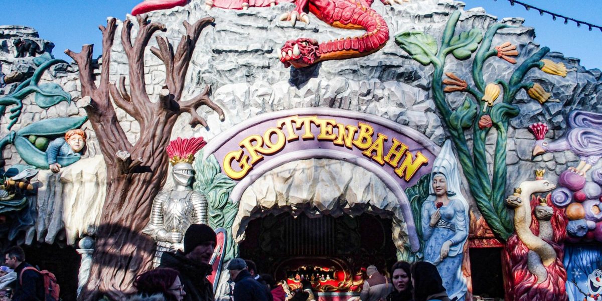 Accident în Viena: Cinci răniți după deraierea unui rollercoaster