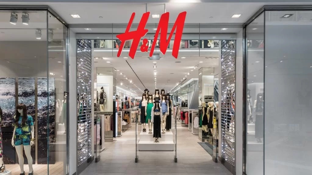 H&M închide 160 de magazine: Criza ”modei rapide” lovește puternic