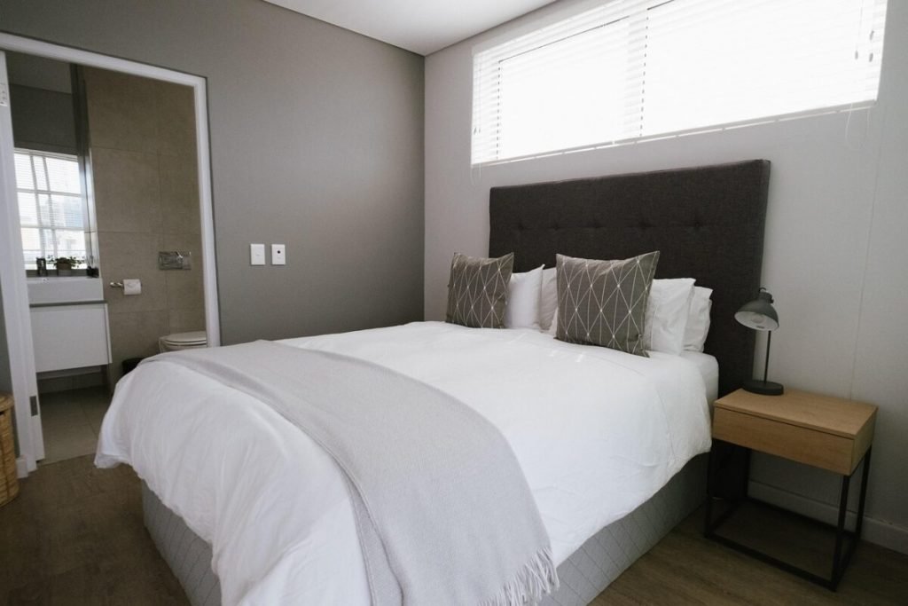 U.E. interzice un obicei din hoteluri. Ce dispare din camere