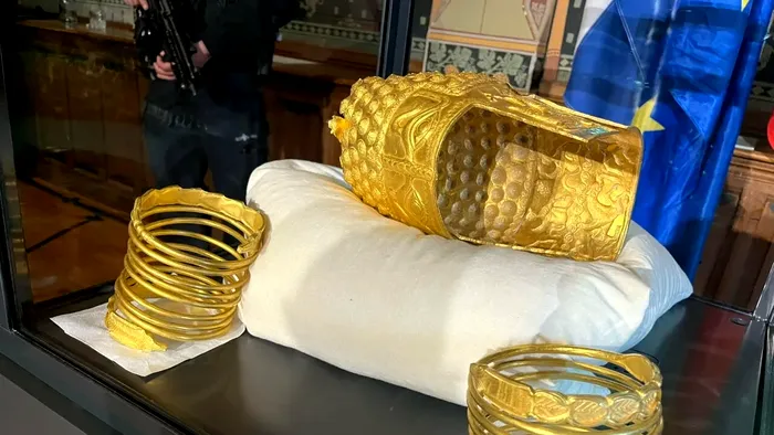 Coiful de la Coțofenești și brățările dacice, acasă. Imagini cu tezaurul