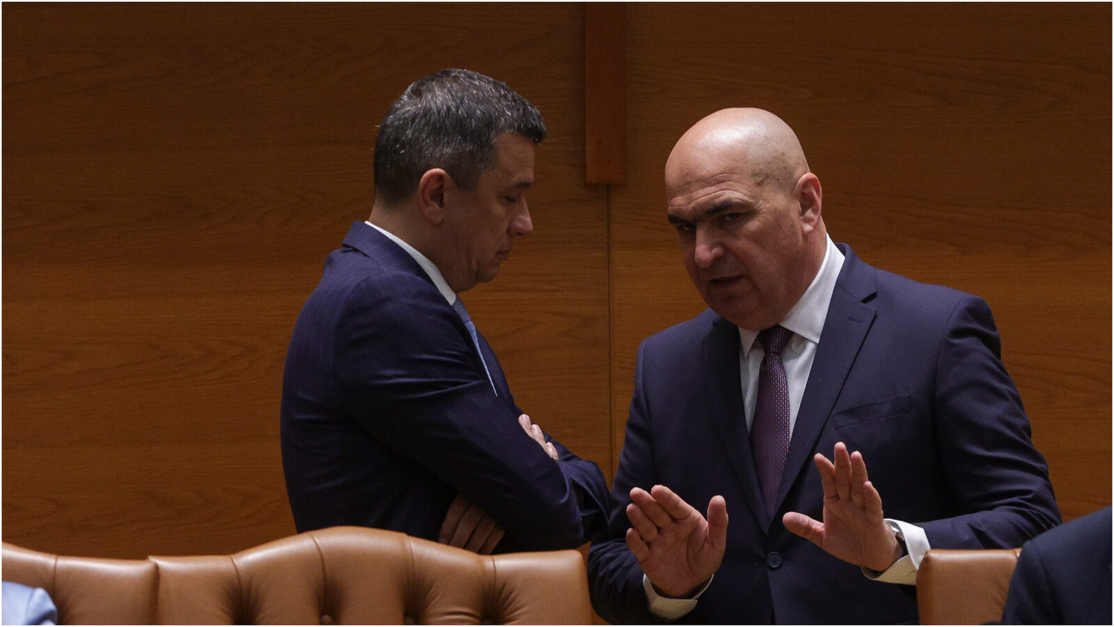 Bolojan respinge demisia, coaliția PSD-PNL în pericol: vot decisiv luni