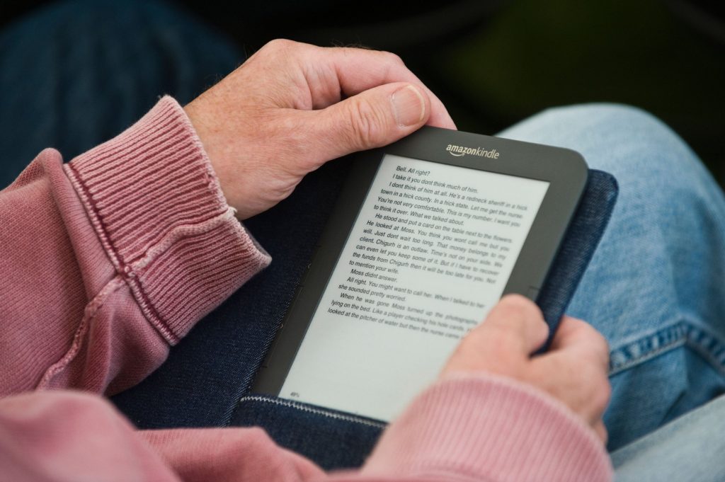 Amazon taie accesul la cărți electronice pentru utilizatorii Kindle vechi Amazon se pregătește să pună punct suportului tehnic pentru dispozitivele Kindle lansate înainte de 2012, o decizie care va afecta semnificativ utilizatorii de cititoare de cărți electronice mai vechi