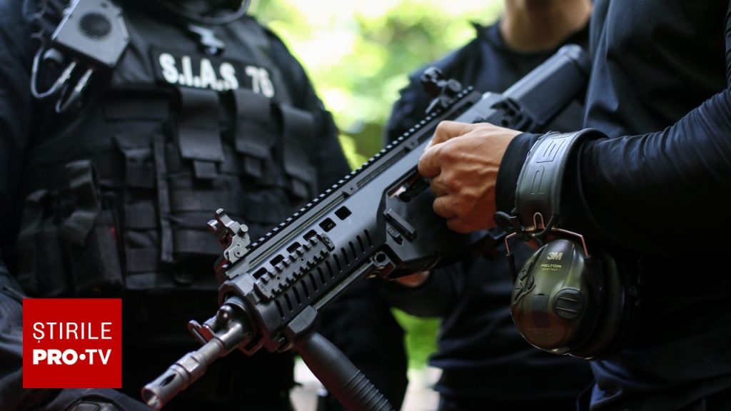 Revoltă la Mizil: Localnici furioși atacă o mașină a Poliției, strada blocată