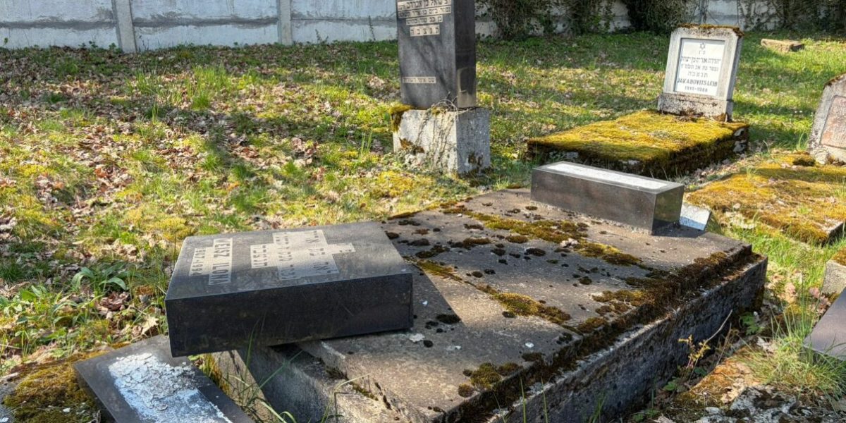 Răsturnare de monumente la Reghin: Dosar penal după vandalizarea cimitirului evreiesc