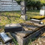 Răsturnare de monumente la Reghin: Dosar penal după vandalizarea cimitirului evreiesc