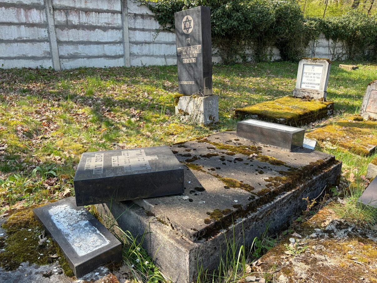 Răsturnare de monumente la Reghin: Dosar penal după vandalizarea cimitirului evreiesc