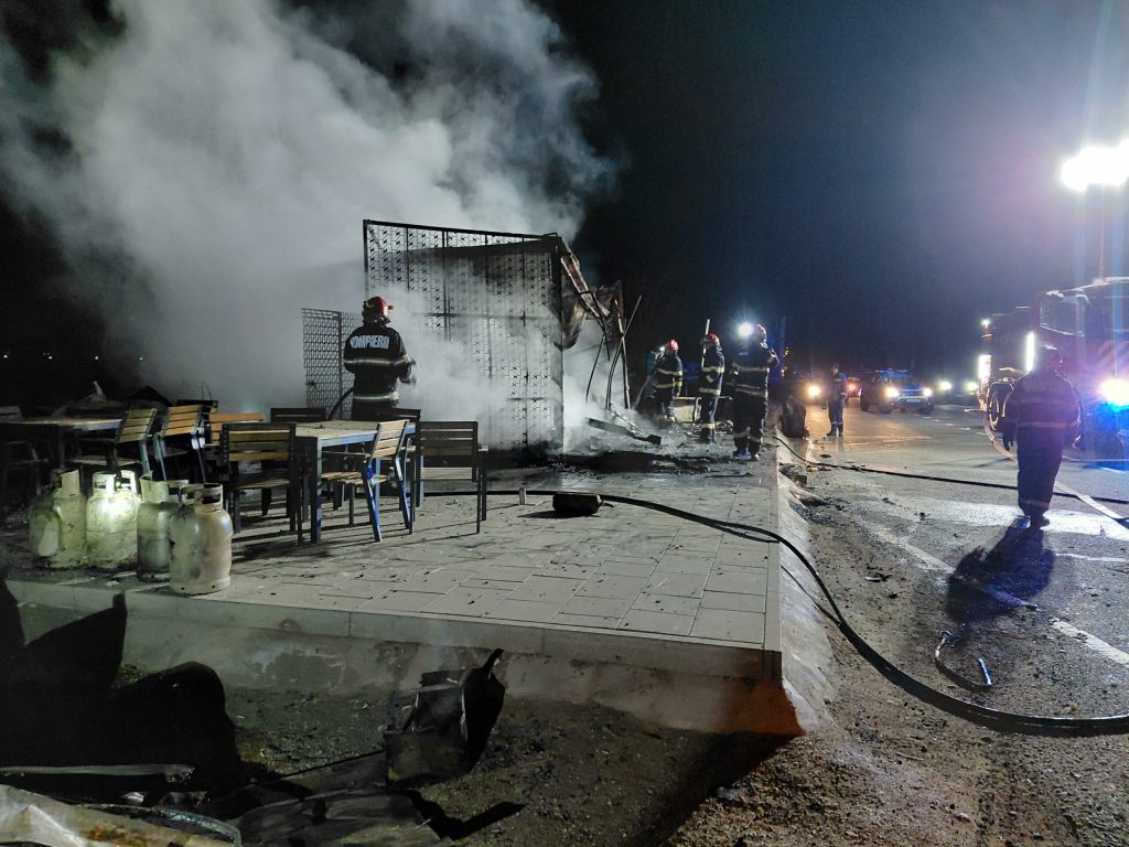 Incendiu puternic la un fast-food din județul Cluj, în miez de noapte